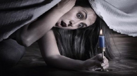 نزلت الزوجة تحت السرير قبل عودة زوجها من العمل لتفاجئه 