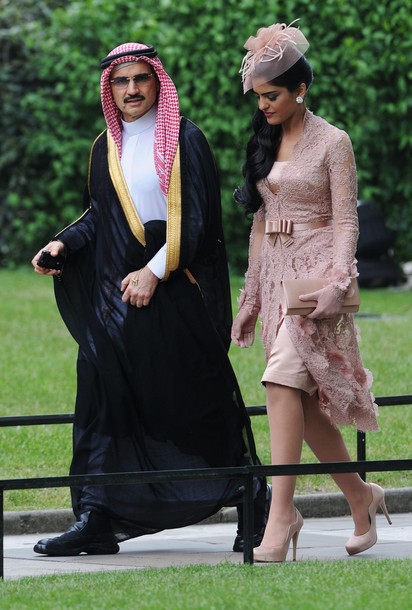 أمير سعودي يهاجم شقيقه الوليد بن طلال بسبب ظهور زوجته في الإعلام